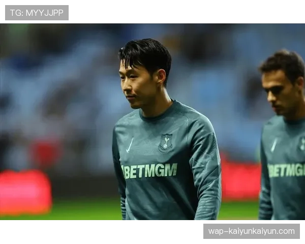 特写:手术后首次回归训练场,孙兴慜在热刺基地单独进行有球练习