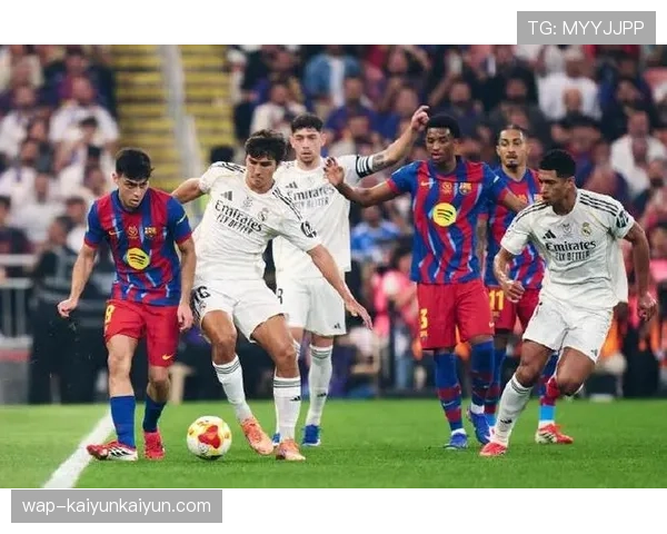 国家德比激战正酣，半场结束前费兰-托雷斯为巴萨扳平比分